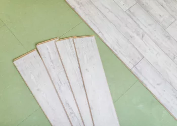 Piso que imita madeira: escolha inteligente para renovar sua casa com estilo e economia