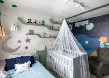 Neste quarto de bebê, proposto pela VilaVille Arquitetura, há berço, caminha e poltrona de amamentação, idealizado para o pequeno Matteo, filho da cantora Luiza Possi. A decoração lúdica está repleta de detalhes especiais e referências ao livro “O Pequeno Príncipe” | Foto: Favaro Jr.