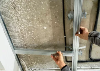 O sistema fornece grandes detalhes para expansões e adaptações futuras. Segundo o arquiteto Paulo Tripoloni , que detém a prática em projetos realizados com essa metodologia, a estrutura permite que novos módulos sejam aumentados ou substituídos de maneira prática, adaptando-se facilmente às necessidades e sem grandes intervenções na construção original. Essa capacidade de mudança prolonga a vida útil do edifício, preservando construções mais sustentáveis e adequadas aos usos dinâmicos e em constante evolução l FreePik