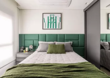 Um dormitório repleto de personalidade: esse projeto assinado pelo arquiteto Bruno Moraes evidencia a grande paixão do morador – o Palmeiras – nos tons evidenciados na cabeceira, no enxoval e na camisa do time que foi emoldurada| Projeto BMA Studio | Foto: Guilherme Pucci