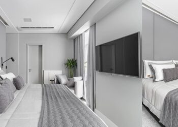 All gray: destacando a predileção do casal de moradores, neste dormitório a arquiteta Ana Rozenblit incorporou a paleta de cinza também por aqui, já que todo o apartamento evoca essa atmosfera | Projeto: Spaço Interior | Fotos: Kadu Lopes