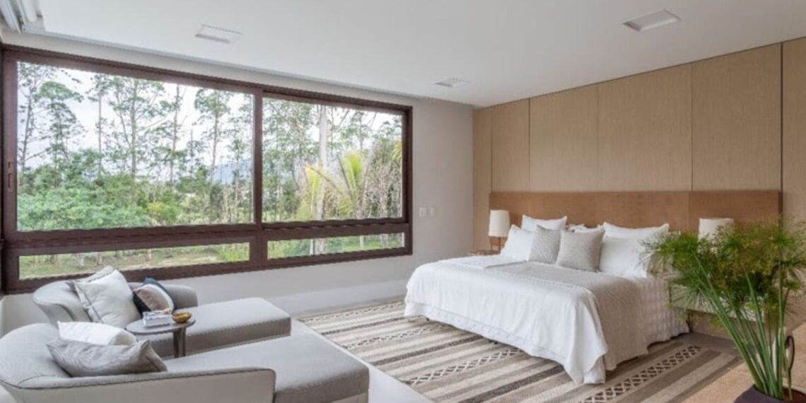 Neste dormitório, do escritório Patricia Penna Arquitetura, a autenticidade do minimalismo é patente, num conjunto composto por poucos elementos decorativos, com valorização das formas e funções. | FOTO: Leandro Moraes