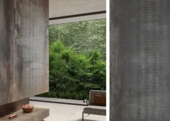 A Série Fusion, da Roca Cerámica, faz uma releitura exemplar das chapas de aço em tom grafite e com leves marcas de oxidação. No SuperFormato 120 x 250 cm, o porcelanato potencializa o efeito realista, criando superfícies contínuas com juntas de apenas 2 mm, praticamente invisíveis ao olhar | Fotos: Divulgação Roca Cerámica
