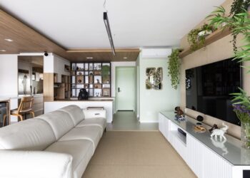 Os ambientes deste projeto assinado pelo escritório Freijó Arquitetura apresentam espaços bem setorizados por meio do uso inteligente das cores e dos revestimentos | Foto: Mariana Camargo