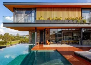Cada detalhe realça o estilo de vida da família: desde a marcenaria personalizada até a escolha dos materiais,  tudo denota uma morada funcional, acolhedora e perfeita para receber amigos e familiares | Projeto de Interiores: Cristiane Schiavoni Arquitetura | Foto: Carlos Piratininga