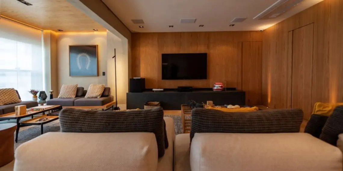 Na imagem, artigos da Yamamura são utilizados para promover uma iluminação eficiente, tais como perfis e fitas de led entre a parede e o teto, spots embutidos no forro e uma elegante luminária de piso / Projeto de Fan Interior Design e foto de Emerson Rodrigues