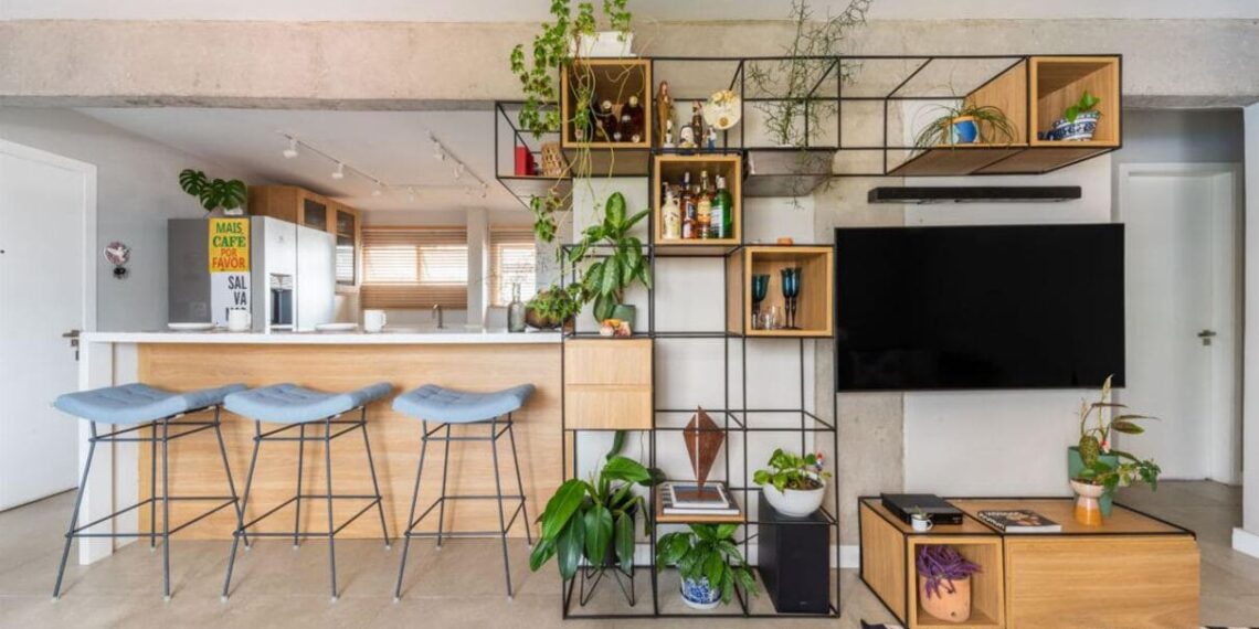 Nesse apartamento, a estante projetada pelo arquiteto Bruno Moraes leva vergalhões soldados e complementados pela madeira | Projeto BMA Studio | Foto: Guilherme Pucci
