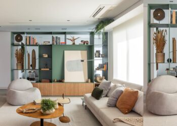 De metal laqueado e acabamento em pintura eletrostática e gofrato (laca extremamente resistente), esta estante verde-oliva chegou em módulos para a soldagem no local. No apartamento reformado pelo arquiteto Raphael Wittman, ela abrilhanta o living como um móvel com nichos vazados que segrega os ambientes de forma elegante, permitindo a passagem de luz e mantendo a sensação de amplitude no espaço. Projeto Rawi Arquitetura + Design | Fotos: Rafael Renzo
