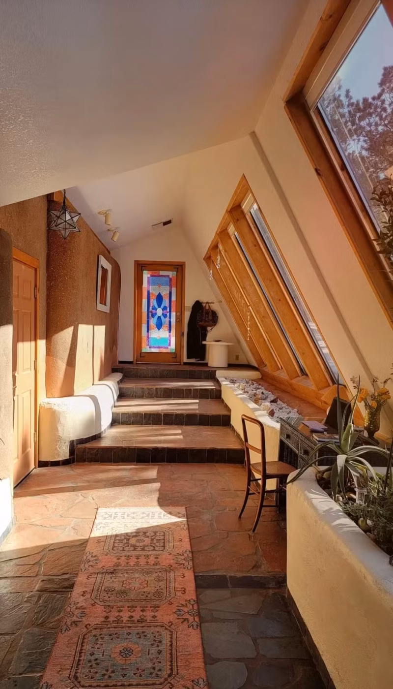 Casa sustentável no deserto encanta mais de 325 mil pessoas com estética terrosa, plantas e alma própria