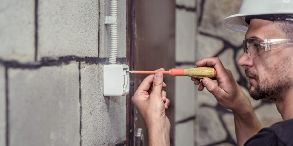 Instalação elétrica de obra: veja como planejar os conduítes e pontos antes do reboco