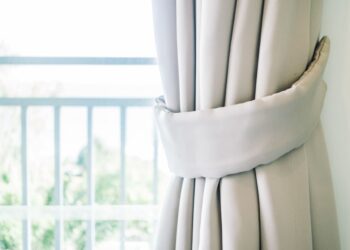 Como escolher cortinas certas para cada cômodo, da sala ao banheiro, sem comprometer luz nem privacidade