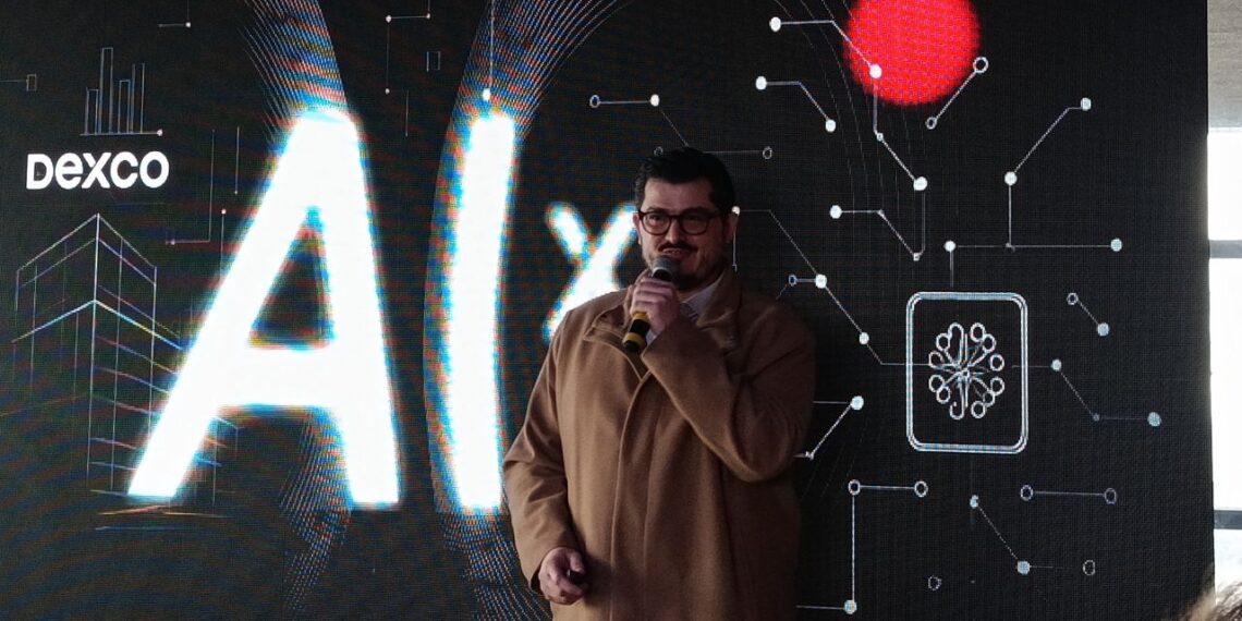 No evento da Duratex, Jonny Macali apresentou “Ambientes Inteligentes Ilimitados” e mostrou como IA, neuroarquitetura e ética podem redesenhar o morar brasileiro. | Imagem: enfeitedecora