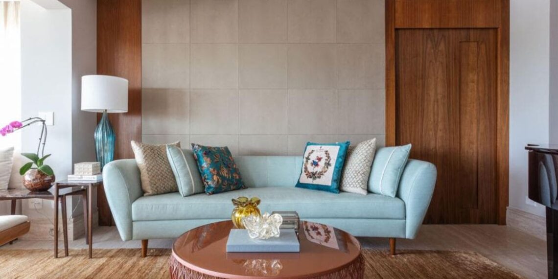 A composição desse estar é um exemplo do equilíbrio de estampas no ambiente: na sala de estar assinada pelas arquitetas Paula Passos e Danielle Dantas, as almofadas foram as escolhidas. Com diferentes padrões, estão em perfeita sintonia| Projeto Dantas & Passos Arquitetura | Foto: Maura Mello