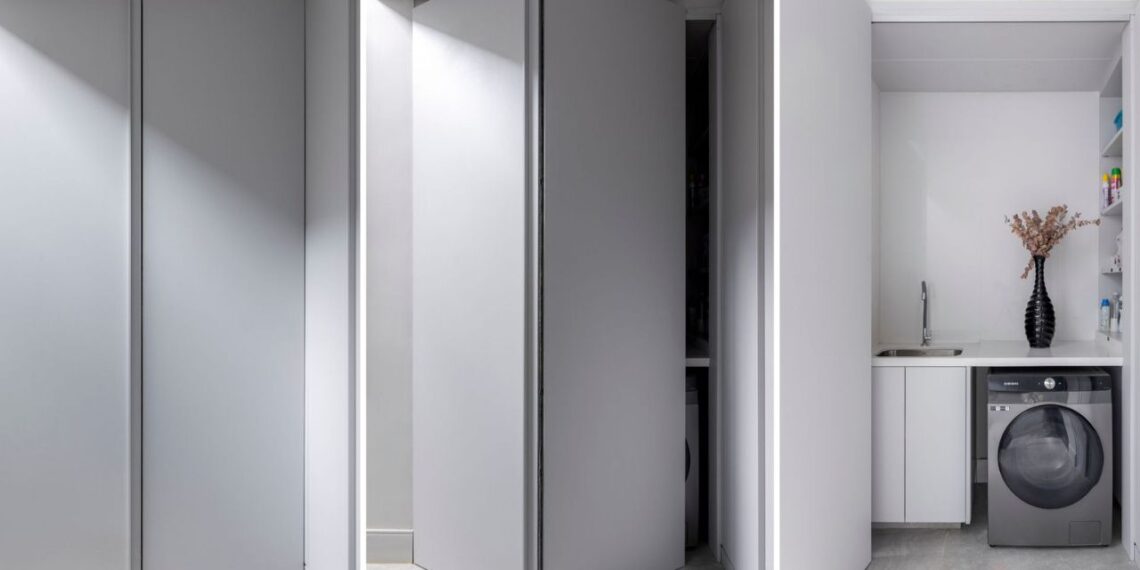 Discretamente escondida por uma porta embutida, a lavanderia ganha um novo significado no  projeto assinado por Ana Rozenblit, do escritório Spaço Interior. O espaço conta com uma bancada  que integra armário, pia e nicho para a máquina de lavar, além de prateleiras laterais que ampliam  as possibilidades de organização | Fotos: Rafael Renzo