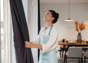 Você está lavando suas cortinas no tempo certo? Veja a frequência recomendada por especialistas