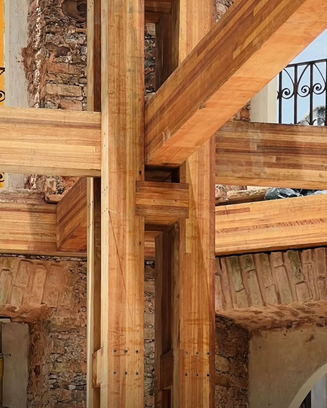 Madeira engenheirada: o que é e por que está transformando a arquitetura contemporânea