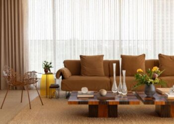 No living desta residência, as arquitetas Vanessa Paivas e Claudia Passarini selecionaram duas peças  idênticas para compor o meio da sala com sua generosa área retangular| Projeto Paiva e Passarini  Arquitetura e Design | Foto: Carolina Mossin