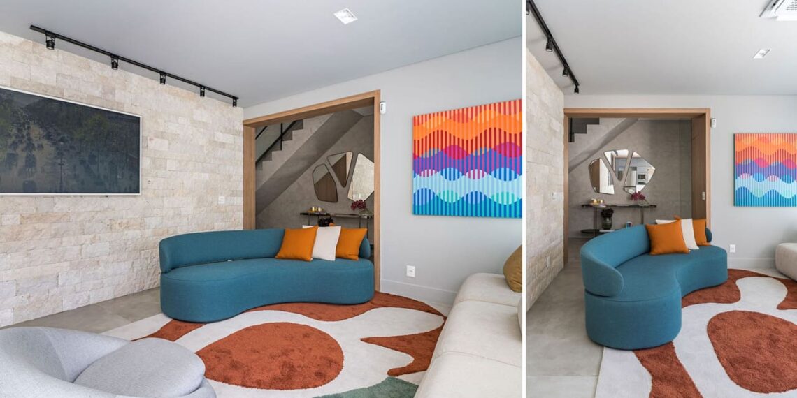 Nesta sala de estar, a arquiteta Ana Rozenblit elegeu o azul para completar o outro modelo neutro e a poltrona. A cor é uma alternativa aos clientes adeptos da sofisticação mais sóbria| Projeto: Spaço Interior | Fotos: Kadu Lopes