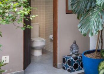 A impermeabilização é muito importante para o banheiro e acaso não seja feita ou seja feita de forma inadequada, os prejuízos podem aparecer em pouco tempo seja nas paredes, no teto do vizinho ou até nas instalações elétricas | Projeto Atelier Paulo Tripoloni | Foto: Adriano Escanhuela