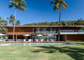 Sala de estar com pé-direito duplo e vista para o mar de Alagoas, arquitetura de Isabela Bicalho