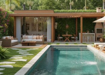 O fundo da casa como refúgio: Como a edícula integrada com piscina valoriza o imóvel e o bem-estar.