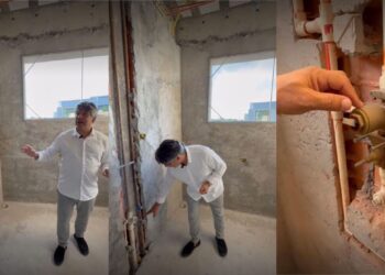 Em vistoria de obra, o arquiteto Alexandre Pasquotto avalia toda a execução da hidráulica antes do fechamento das paredes do banheiro | Projeto: Meneghisso Pasquotto Arquitetura | Fotos: divulgação
