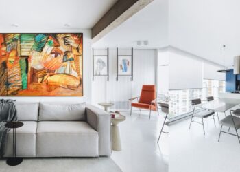 Neste apartamento com estética contemporânea assinado pelo arquiteto Raphael Wittmann, o branco predomina pelos ambientes com o objetivo de se tornar uma tela neutra que expõe o acervo pessoal do morador tal qual uma galeria de arte | Projeto Rawi Arquitetura + Design | Foto: Juliana Deeke