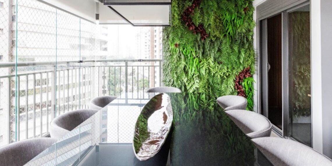 No projeto realizado pela arquiteta Daniela Funari, a mesa de jantar inserida na varanda tornou-se um dos pontos de convivência do apartamento. O jardim vertical e a vista para a cidade estimulam e revigoram moradores e convidados | FOTO: Mariana Camargo