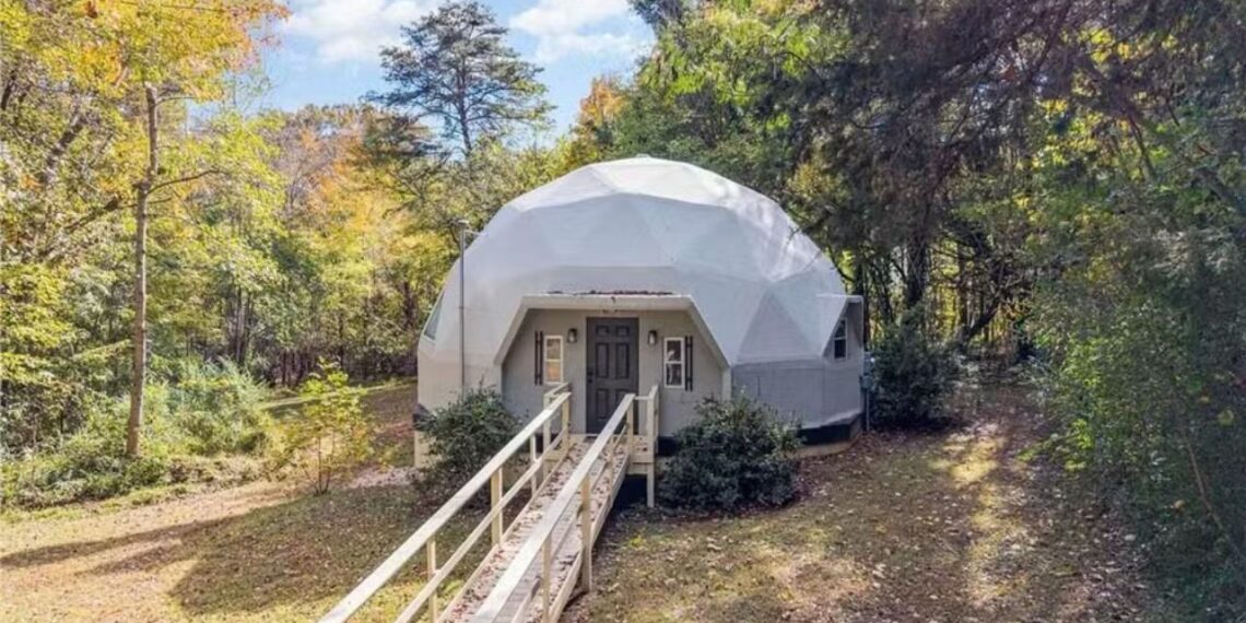 Casa em formato de cúpula desafia o óbvio e cria interiores que parecem de outro mundo