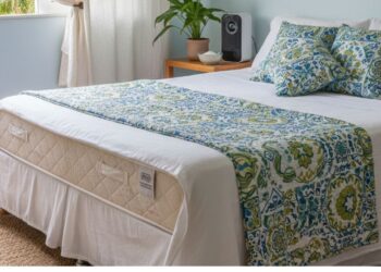 Como tirar cheiro de cigarro do colchão, cortina e roupa de cama e renovar o ar do seu quarto