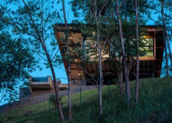 Casa CLV em Cajamar: o projeto do Cornetta Arquitetura que usa madeira laminada colada para flutuar sobre o terreno