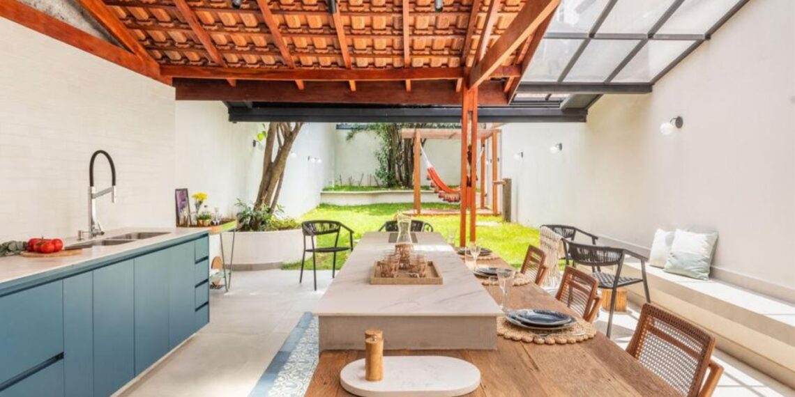 A reforma do sobrado empreendida pelo arquiteto Bruno Moraes reorganizou a planta original, ampliou a entrada de luz natural e promoveu uma integração fluida entre os ambientes sociais, respeitando a estrutura existente e o caráter da construção | Projeto BMA Studio | Foto: Guilherme Pucci