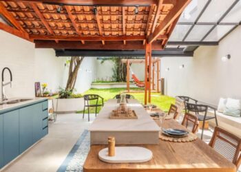 A reforma do sobrado empreendida pelo arquiteto Bruno Moraes reorganizou a planta original, ampliou a entrada de luz natural e promoveu uma integração fluida entre os ambientes sociais, respeitando a estrutura existente e o caráter da construção | Projeto BMA Studio | Foto: Guilherme Pucci