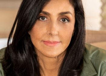 À frente de seu escritório homônimo, a arquiteta Denise Barretto retorna à mostra para celebrar seus 30 anos de participação na Mostra Artefacto e também os 50 anos da marca | Foto: Rômulo Fialdini