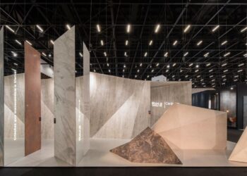 A concepção tridimensional e arrojada das peças geométricas elevou os parâmetros para a demonstração dos lançamentos da Roca Cerámica em 2025 durante a Expo Revestir. Essa percepção ficou evidente para o voto do júri do iF Awards 2026 | Foto: João Vitor Sarturi