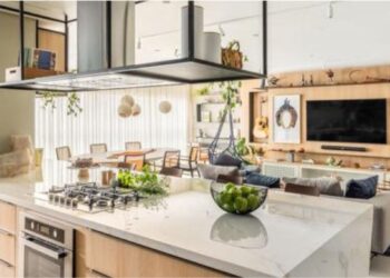 No projeto que realizou para morar com sua família, o arquiteto Bruno Moraes relata sua preferência por ambientes integrados, uma vez que gosta de recepcionar bem e estar em contato com as visitas a todo o momento. Entretanto, em situações pontuais, ele também lançou mão de divisórias que ajudam na dinâmica do apartamento | Projeto BMA Studio | Foto: Guilherme Pucci