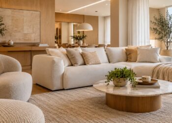 Casa neutra sai do óbvio com camadas de bege, off-white e branco; veja como ganhar profundidade sem perder a base clara