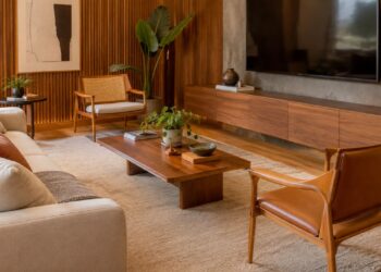 Tons de madeira diferentes podem conviver na decoração; veja o que observar antes de misturar